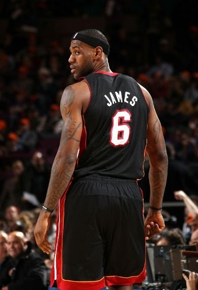 无球跑动更 无球跑动更