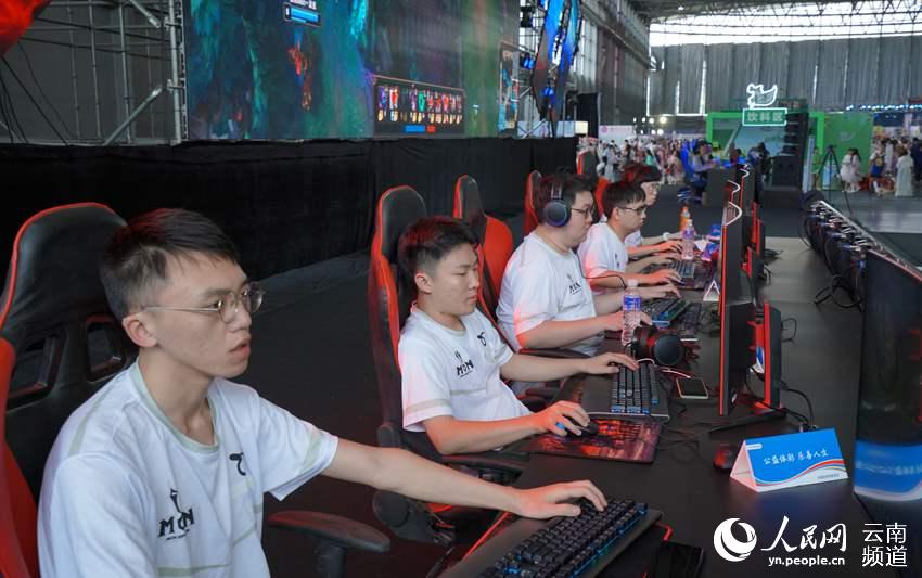 科曼：和梅西共事的感觉很棒，希望亚马尔有天能达到他的水平.